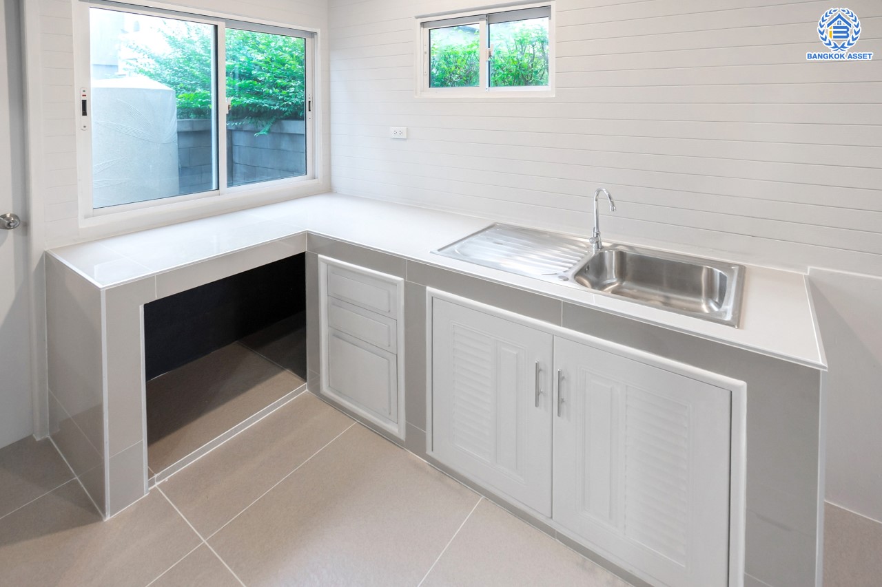 บ้านมือสองตกแต่งใหม่ แบรนด์ AP ม.เดอะซิตี้ ราชพฤกษ์ ตกแต่งหรูหราสไตล์ Modern บนเนื้อที่ 51.6 ตร.ว. ฟังก์ชันจัดเต็ม 4 ห้องนอน 3 ห้องน้ำ 2 ที่จอดรถ พร้อมรองรับครอบครัวขยาย เชื่อมต่อหลายเส้นทางทั้ง ถ.ราชพฤกษ์ ,ถ.รัตนาธิเบศร์ และถ.กาญจนาภิเษก และเพียง 5 นาทีถึงรถไฟฟ้า "สถานีบางพลู"